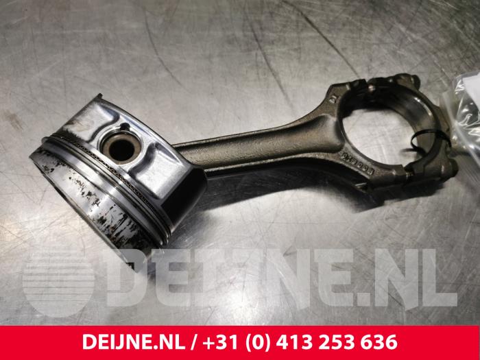 Gebruikte Zuiger Porsche Cayenne (9PA) 3.2 V6 24V Prijs € 120,00 Margeregeling aangeboden door van Deijne Onderdelen Uden B.V.