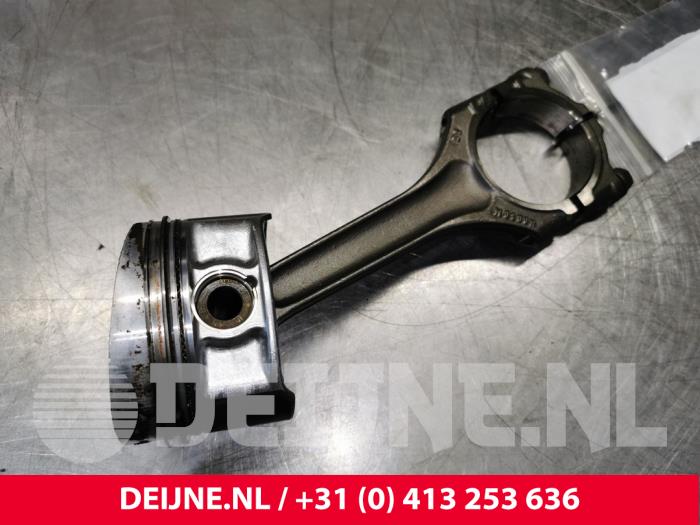 Gebruikte Zuiger Porsche Cayenne (9PA) 3.2 V6 24V Prijs € 120,00 Margeregeling aangeboden door van Deijne Onderdelen Uden B.V.
