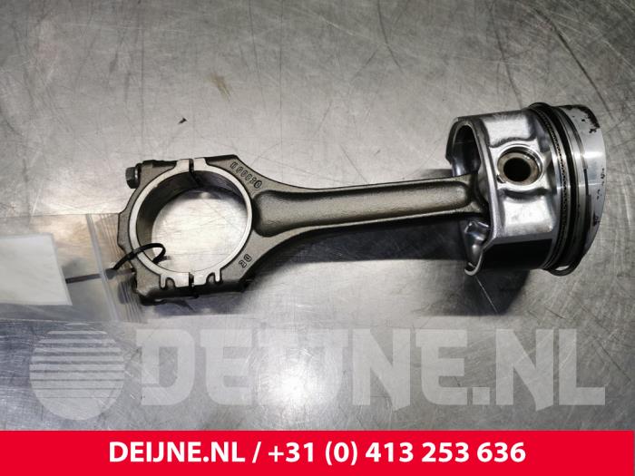 Gebruikte Zuiger Porsche Cayenne (9PA) 3.2 V6 24V Prijs € 120,00 Margeregeling aangeboden door van Deijne Onderdelen Uden B.V.