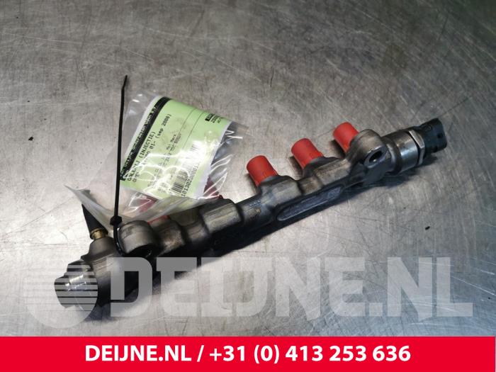Opel Vivaro Fuel injector nozzle O139563