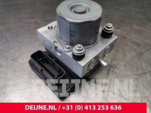 Tesla Model S ABS Pomp O139754 foto 2