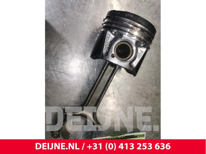 Gebruikte Zuiger Fiat Doblo Cargo (223) 1.3 D 16V Multijet Prijs € 72,60 Inclusief btw aangeboden door van Deijne Onderdelen Uden B.V.