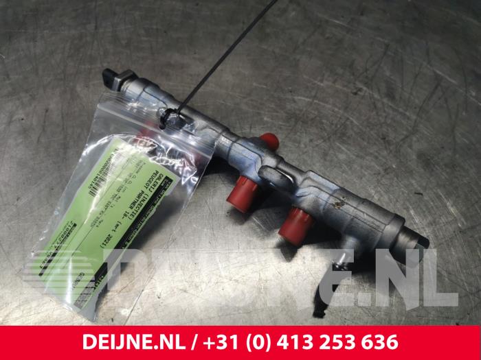 Peugeot Partner Fuel injector nozzle O140145