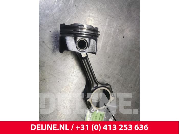 Zuiger van een Mercedes B-Klasse 2019