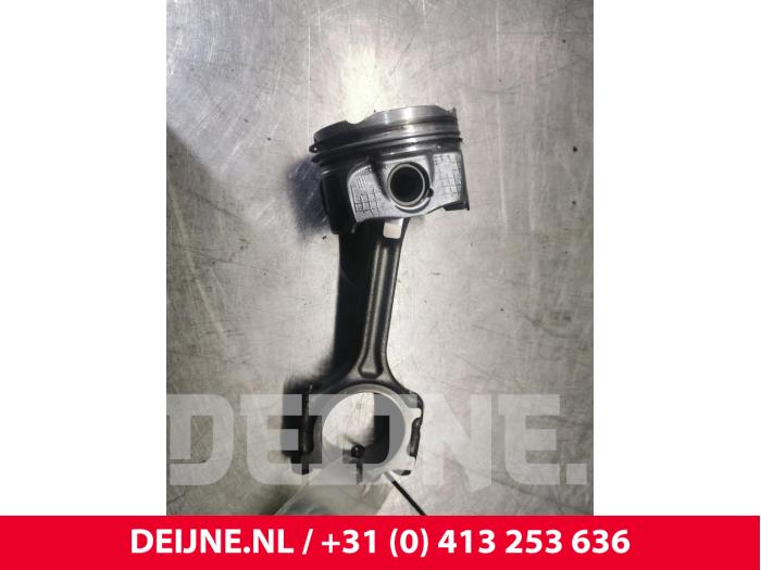Gebruikte Zuiger Mercedes B-Klasse Prijs € 125,00 Margeregeling aangeboden door van Deijne Onderdelen Uden B.V.