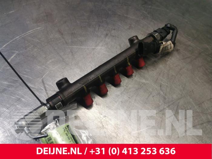 Opel Zafira C Fuel injector nozzle O141261