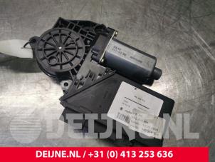 Gebruikte Motor electrisch raam Porsche Cayenne (9PA) 3.2 V6 24V Prijs € 30,00 Margeregeling aangeboden door van Deijne Onderdelen Uden B.V.