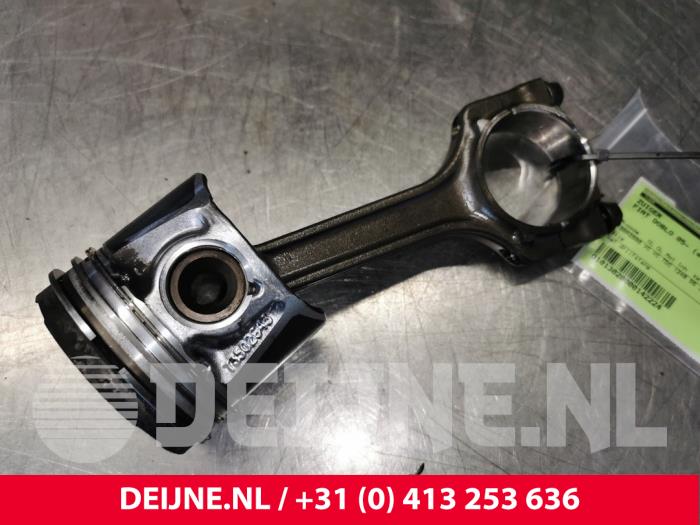 Gebruikte Zuiger Fiat Doblo Cargo (223) 1.3 D 16V Multijet Prijs € 72,60 Inclusief btw aangeboden door van Deijne Onderdelen Uden B.V.
