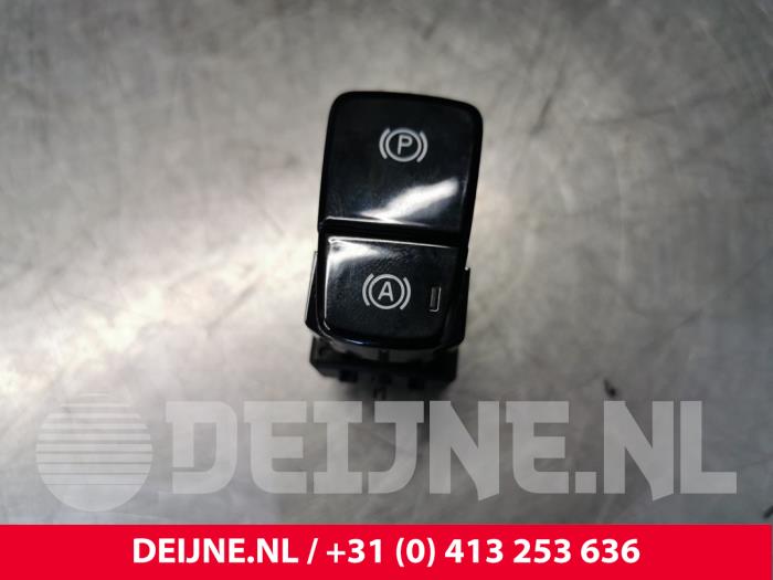 Gebruikte Handrem schakelaar Volvo XC40 (XZ) 1.5 T5 Plug-in Hybrid 16V Prijs € 45,00 Margeregeling aangeboden door van Deijne Onderdelen Uden B.V.