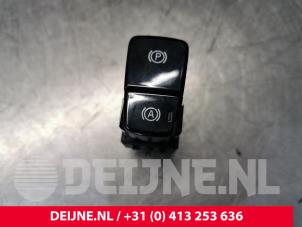 Gebruikte Schakelaar handrem Volvo XC40 (XZ) 1.5 T5 Plug-in Hybrid 16V Prijs € 45,00 Margeregeling aangeboden door van Deijne Onderdelen Uden B.V.