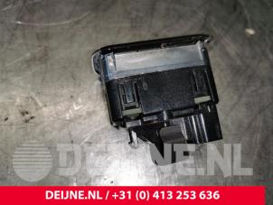Tesla Model S Schakelaar achterklep O142305 foto 2