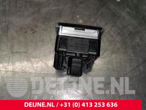 Tesla Model S Schakelaar achterklep O142305 foto 3