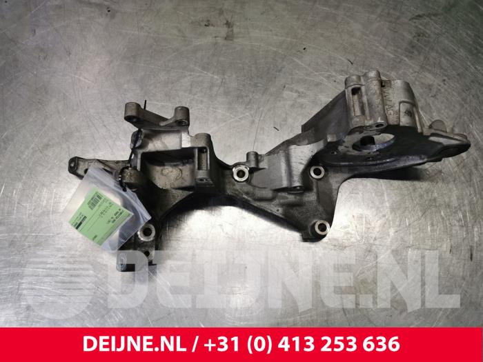 Gebruikte Dynamosteun onder Volkswagen Transporter T6 Prijs € 42,35 Inclusief btw aangeboden door van Deijne Onderdelen Uden B.V.