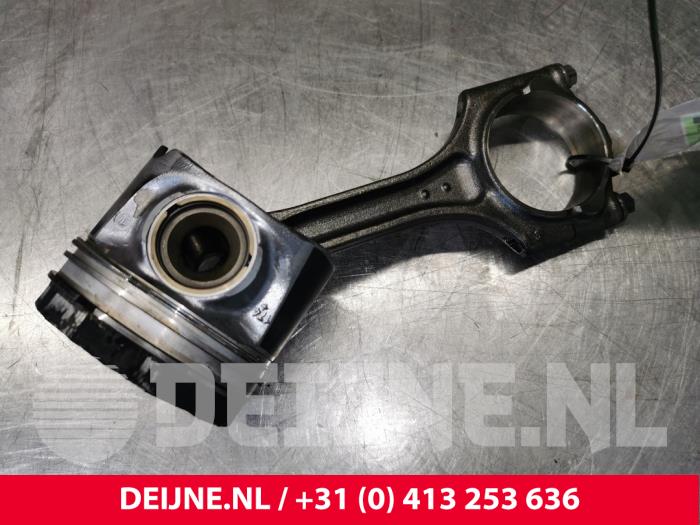 Gebruikte Zuiger Volvo V40 (MV) 2.0 D4 16V Prijs € 90,00 Margeregeling aangeboden door van Deijne Onderdelen Uden B.V.