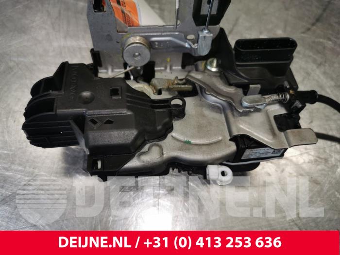 Volvo XC90 Door lock mechanism 4-door, front left O143353