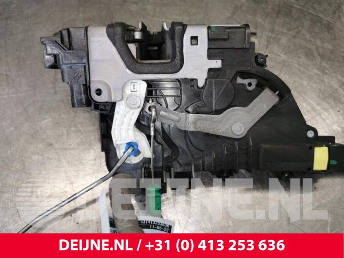 Mercedes Vito Deurslot Mechaniek 2Deurs rechts O144946