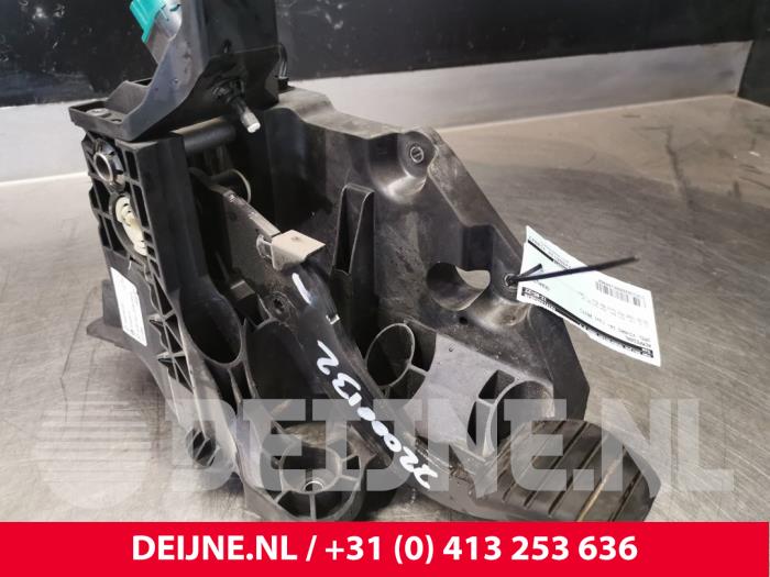 Opel Vivaro Rempedaal O144960