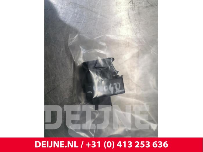 Gebruikte Schakelaar handrem Volvo XC40 (XZ) 2.0 D3 16V Prijs € 45,00 Margeregeling aangeboden door van Deijne Onderdelen Uden B.V.