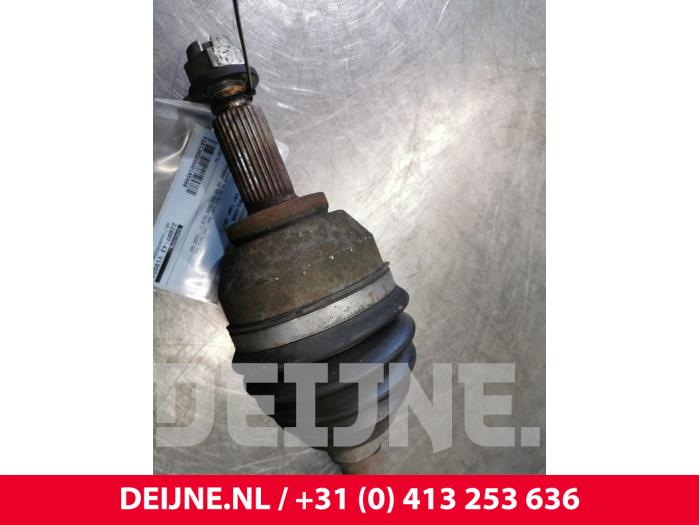 Homokineetas links-voor van een Vauxhall Vivaro B 1.6 CDTI Biturbo 125 2017