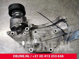 Gebruikte Dynamosteun onder Peugeot Expert (G9) 2.0 HDi 140 16V Prijs op aanvraag aangeboden door van Deijne Onderdelen Uden B.V.