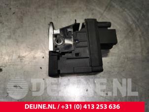 Audi A6 Handrem schakelaar O146675 foto 2