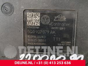 Volkswagen Golf ABS pump O146680 photo 2