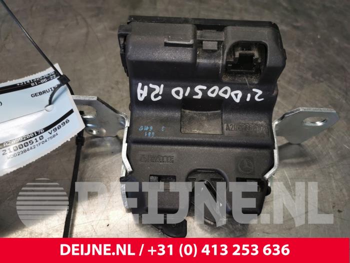 Mercedes E-Klasse Rücksitz Schloss O147049