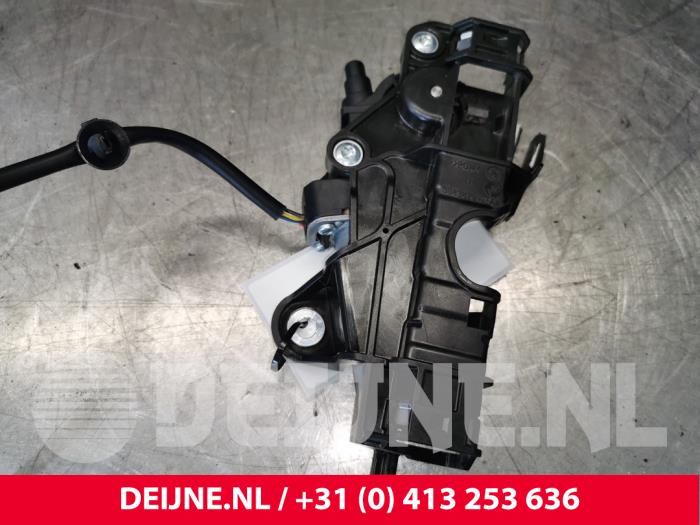 Mercedes E-Klasse Seatbelt tensioner, left O147053
