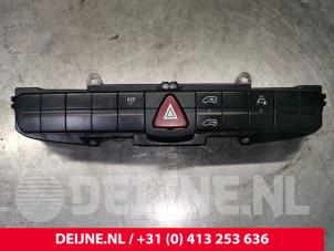 Gebruikte Paniekverlichtings Schakelaar Volkswagen Crafter 2.5 TDI 30/32/35/46/50 Prijs € 24,20 Inclusief btw aangeboden door van Deijne Onderdelen Uden B.V.