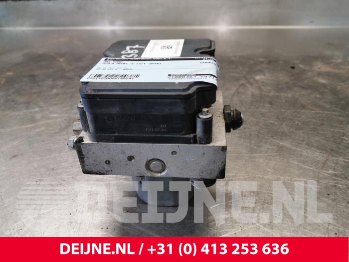 Tesla Model S ABS Pomp O149241