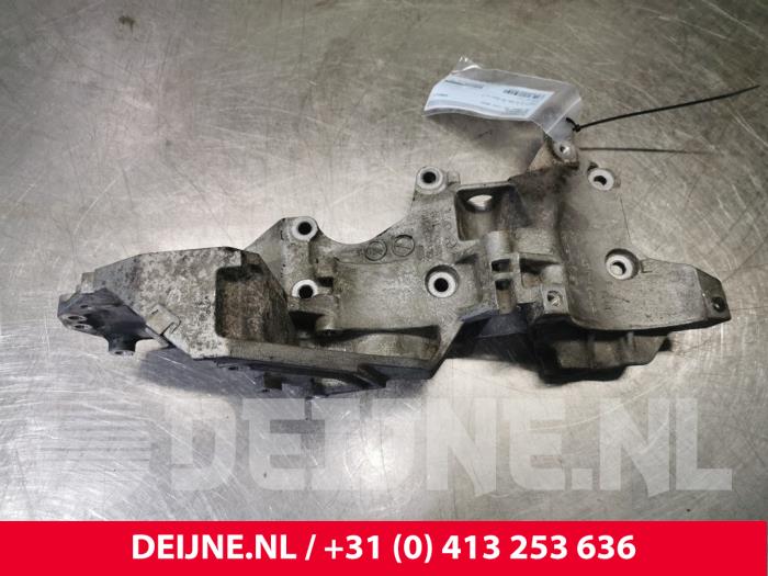 Gebruikte Motorrubber Volkswagen Caddy III (2KA,2KH,2CA,2CH) 2.0 TDI 16V 4Motion Prijs € 36,30 Inclusief btw aangeboden door van Deijne Onderdelen Uden B.V.