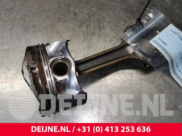Gebruikte Zuiger Volvo V40 (MV) 1.6 T2 GTDi 16V Prijs € 100,00 Margeregeling aangeboden door van Deijne Onderdelen Uden B.V.