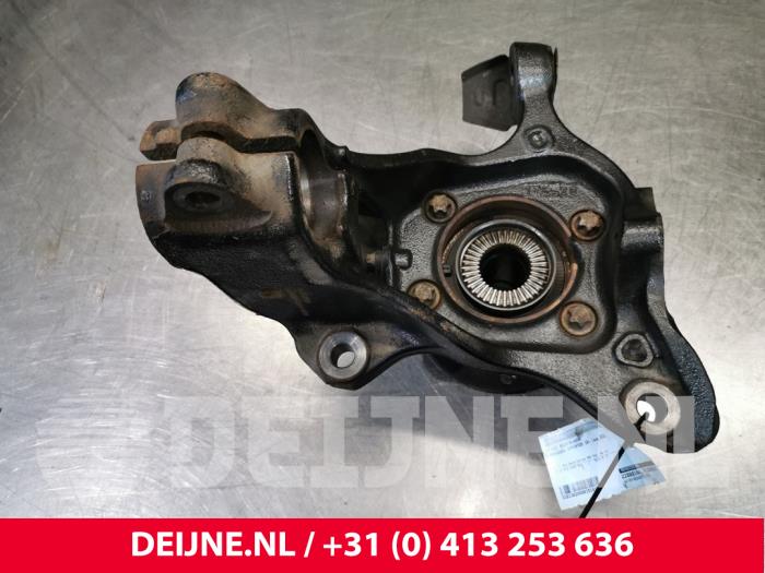 Mercedes eSprinter Fusee rechts-voor O151417