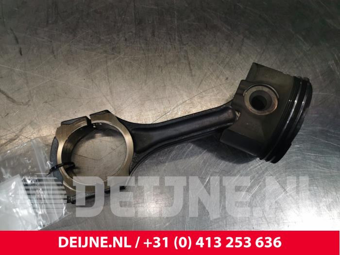 Gebruikte Zuiger Mercedes E (W213) E-220d 2.0 Turbo 16V Prijs € 100,00 Margeregeling aangeboden door van Deijne Onderdelen Uden B.V.