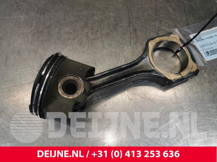 Gebruikte Zuiger Mercedes E (W213) E-220d 2.0 Turbo 16V Prijs € 100,00 Margeregeling aangeboden door van Deijne Onderdelen Uden B.V.