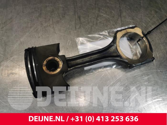 Gebruikte Zuiger Mercedes E (W213) E-220d 2.0 Turbo 16V Prijs € 100,00 Margeregeling aangeboden door van Deijne Onderdelen Uden B.V.
