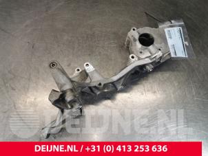Volkswagen Transporter Alternator upper bracket O151994 photo 3