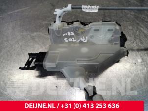 Gebruikte Deurslot Mechaniek 2Deurs rechts Peugeot Expert (VA/VB/VE/VF/VY) 1.6 Blue HDi 95 16V Prijs € 60,50 Inclusief btw aangeboden door van Deijne Onderdelen Uden B.V.