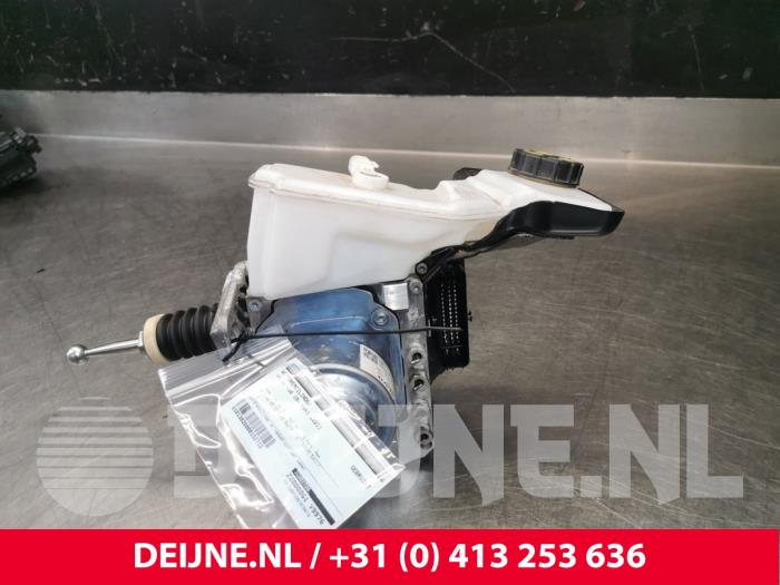 Gebruikte Hoofdremcilinder Volvo V60 II (ZW) 2.0 T6 16V Twin Engine Prijs € 450,00 Margeregeling aangeboden door van Deijne Onderdelen Uden B.V.