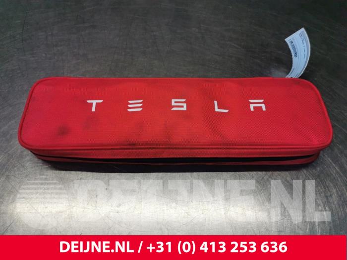 Tesla Model S KFZ-Verbandkasten O153199