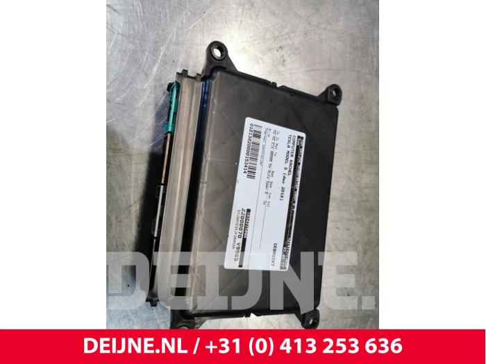 Tesla Model S Computer Kachel O153414