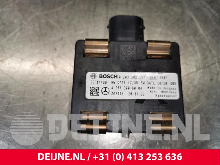 Gebruikte Dode hoek sensor Mercedes eSprinter 3,5t (907.6/910.6) eSprinter 41/55 kWh Prijs € 242,00 Inclusief btw aangeboden door van Deijne Onderdelen Uden B.V.