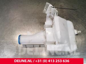 Gebruikte Ruitensproeiertank voor Mercedes eSprinter 3,5t (907.6/910.6) eSprinter 41/55 kWh Prijs € 42,35 Inclusief btw aangeboden door van Deijne Onderdelen Uden B.V.