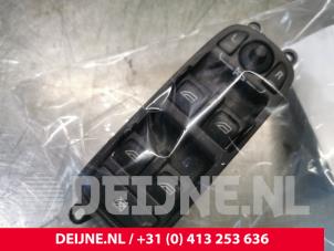 Gebruikte Elektrisch Raam Schakelaar Volvo V50 (MW) 2.0 D 16V Prijs € 35,00 Margeregeling aangeboden door van Deijne Onderdelen Uden B.V.