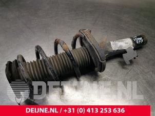 Gebruikte Schokdemperpoot links-voor Volvo V40 (MV) 1.6 D2 Prijs € 50,00 Margeregeling aangeboden door van Deijne Onderdelen Uden B.V.