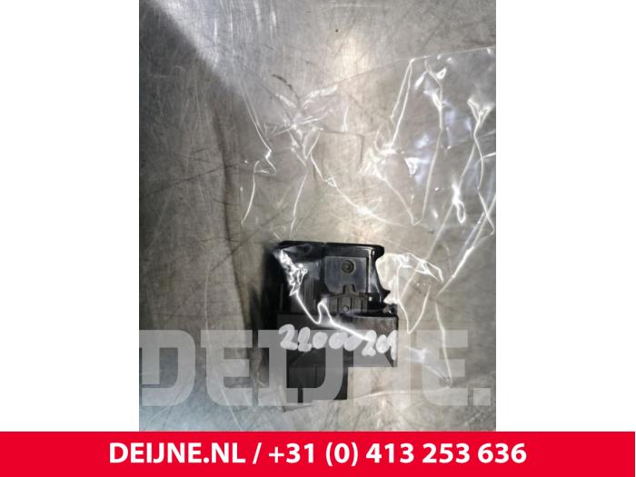 Volvo XC40 Parking brake switch O154640