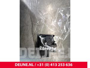 Gebruikte Handrem schakelaar Volvo XC40 (XZ) 2.0 T4 Geartronic 16V Prijs € 45,00 Margeregeling aangeboden door van Deijne Onderdelen Uden B.V.