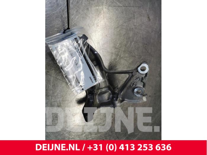 Gebruikte Dynamosteun boven Volvo V40 (MV) 1.6 D2 Prijs € 20,00 Margeregeling aangeboden door van Deijne Onderdelen Uden B.V.