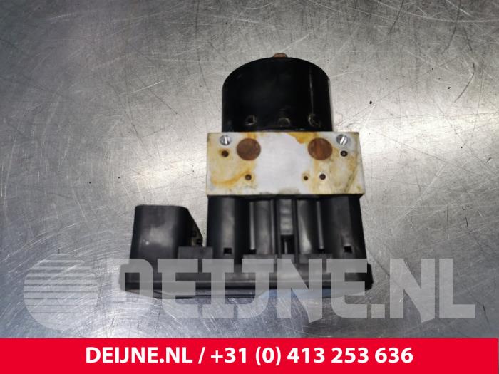 Gebruikte ABS Pomp Volvo V50 (MW) 2.0 16V Prijs € 70,00 Margeregeling aangeboden door van Deijne Onderdelen Uden B.V.
