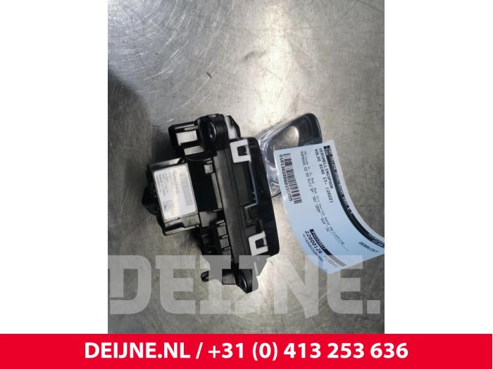 Gebruikte Versnellingspook Volvo XC40 (XZ) 2.0 B4 16V Mild Hybrid Geartronic AWD Prijs € 80,00 Margeregeling aangeboden door van Deijne Onderdelen Uden B.V.